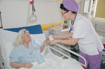 „Simfonia culorilor”: Pacientele şi angajatele din spitalele constănţene, răsfăţate de Mărţişor